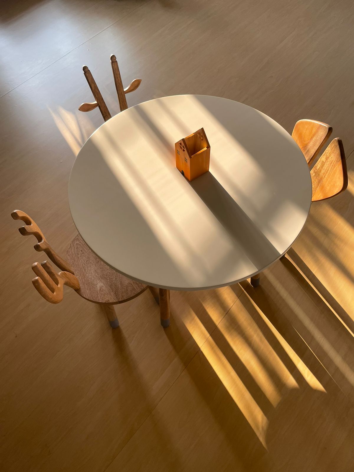 Round table with 3 chairs - House of Zizi