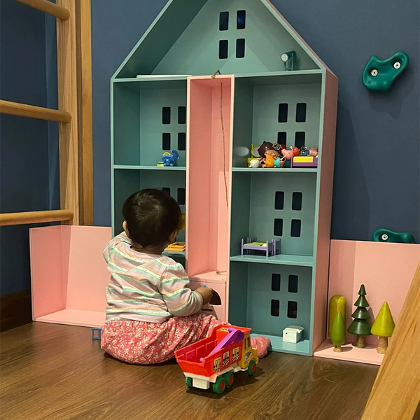 Doll House with Movable Lift